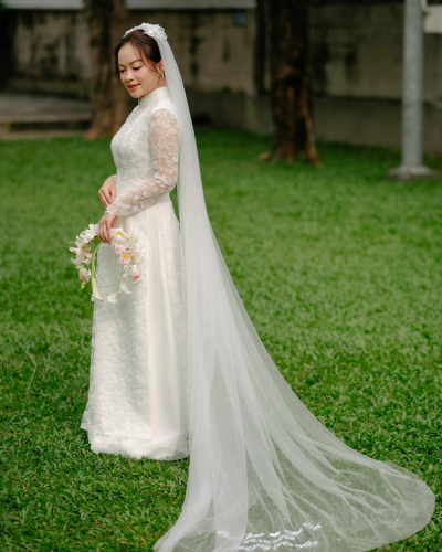 Feedback với mẫu hoa cưới dáng rũ 